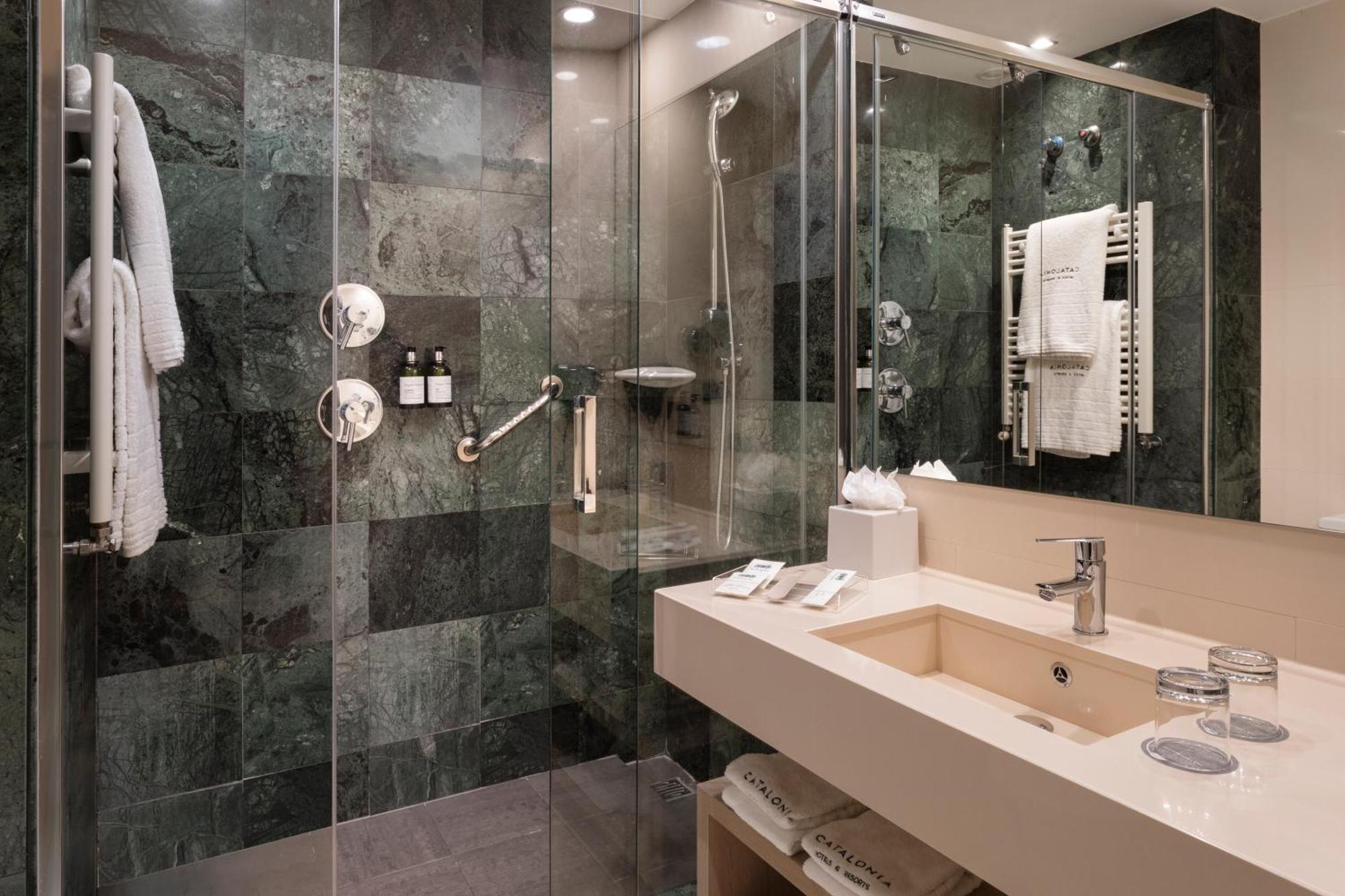 Twin Room with View,1685066156:JPEG