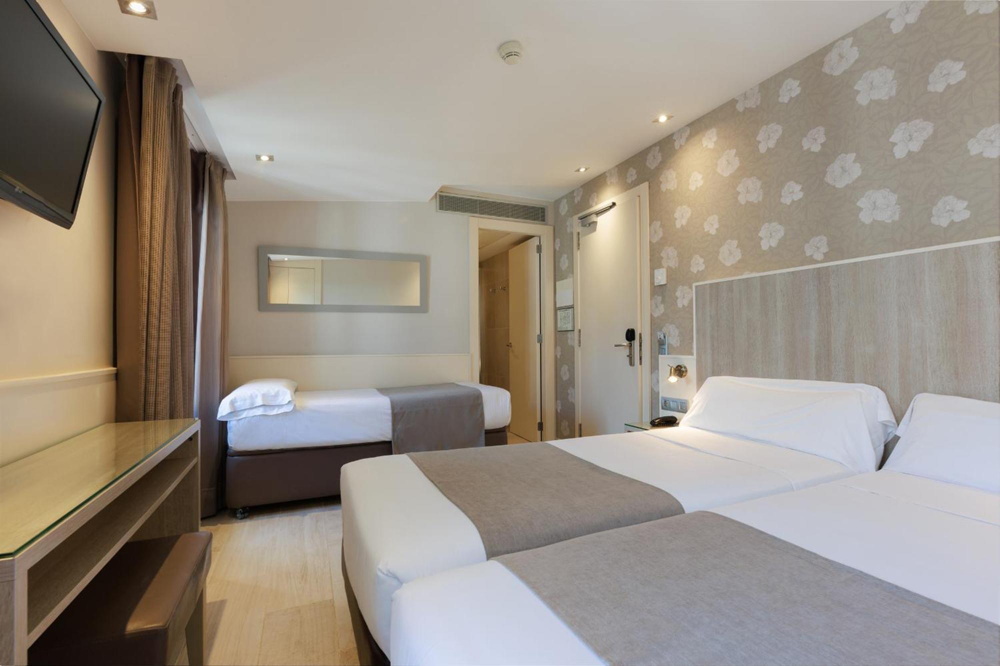 Quarto com Cama de Casal ou 2 de Solteiro e Cama Extra