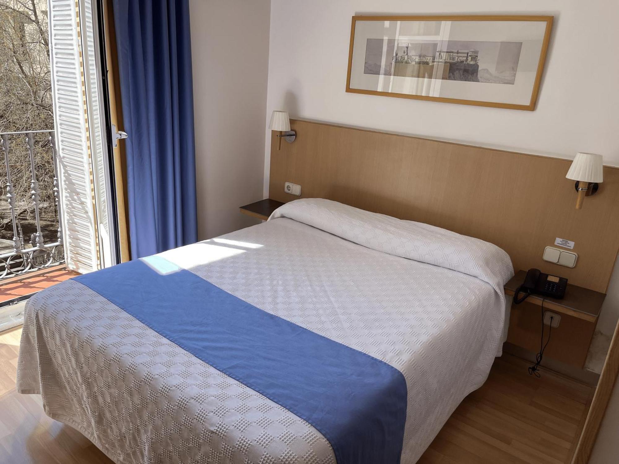 Habitación con cama grande