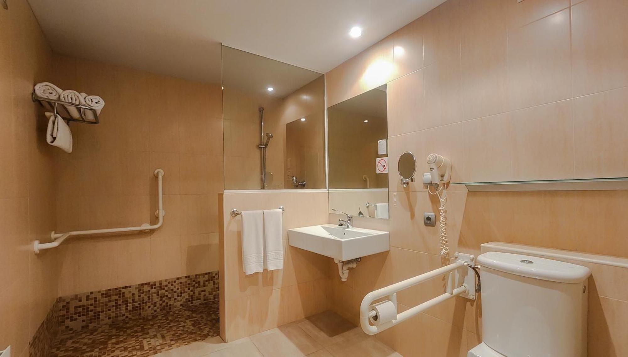4 Single Beds, Suite