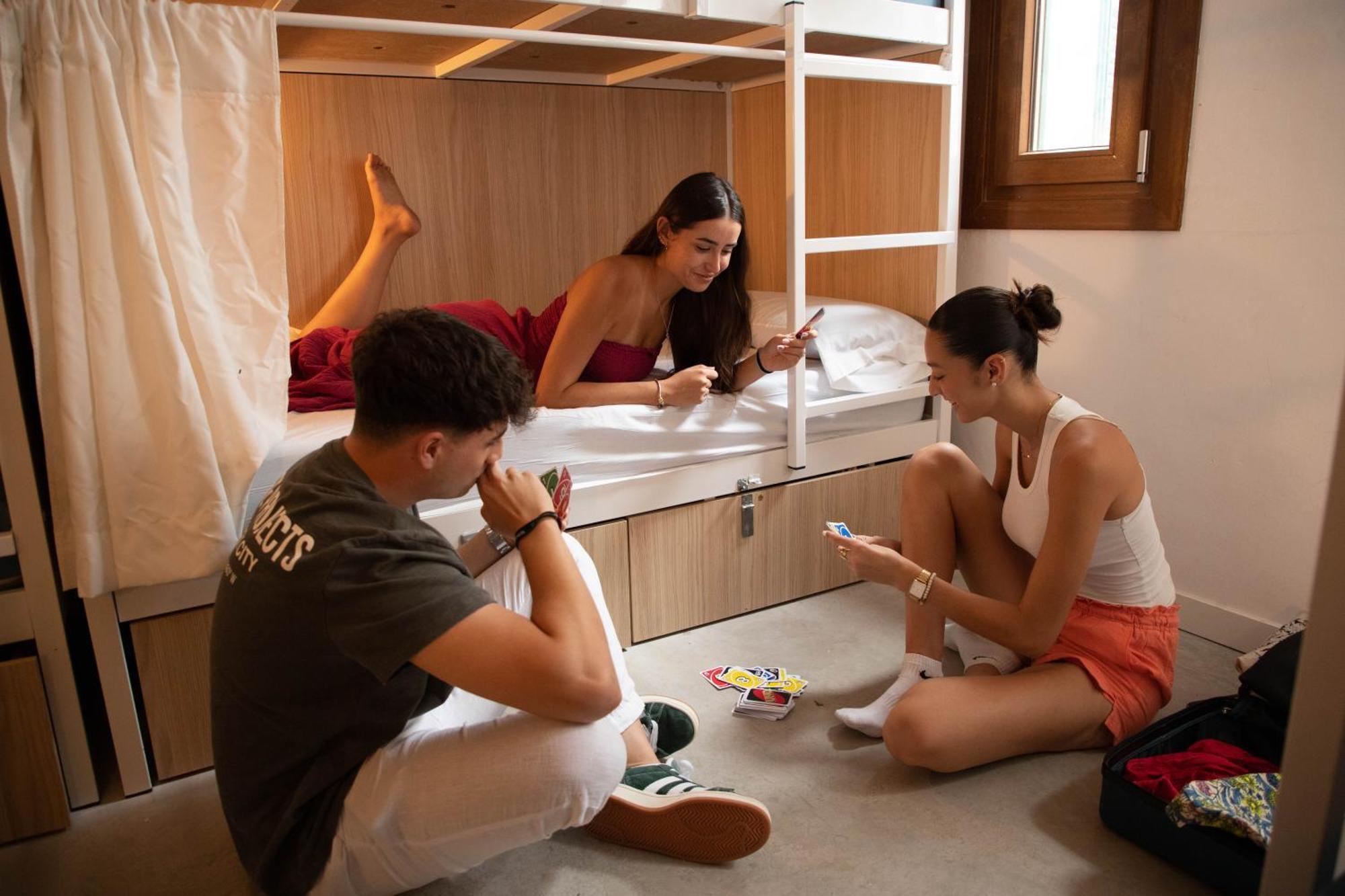 Bed 16 Bed Mixed Dormitory Room