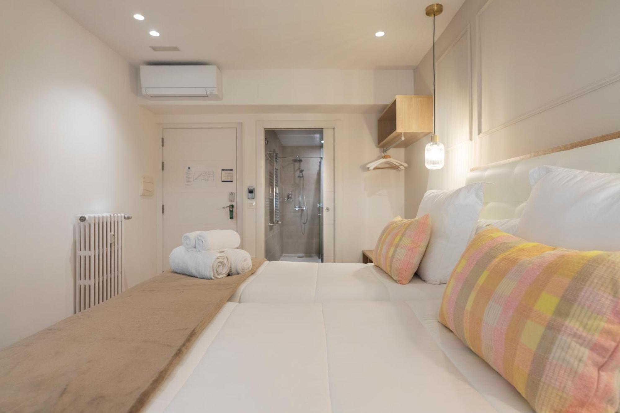 Twin Room Private Bathroom