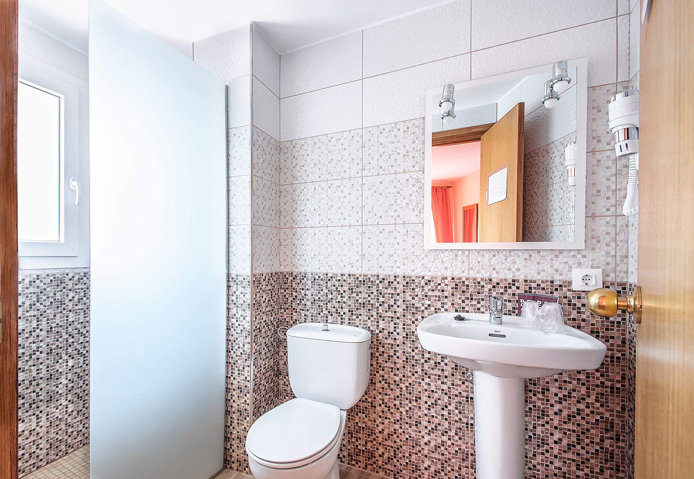 Zweibettzimmer mit Balkon