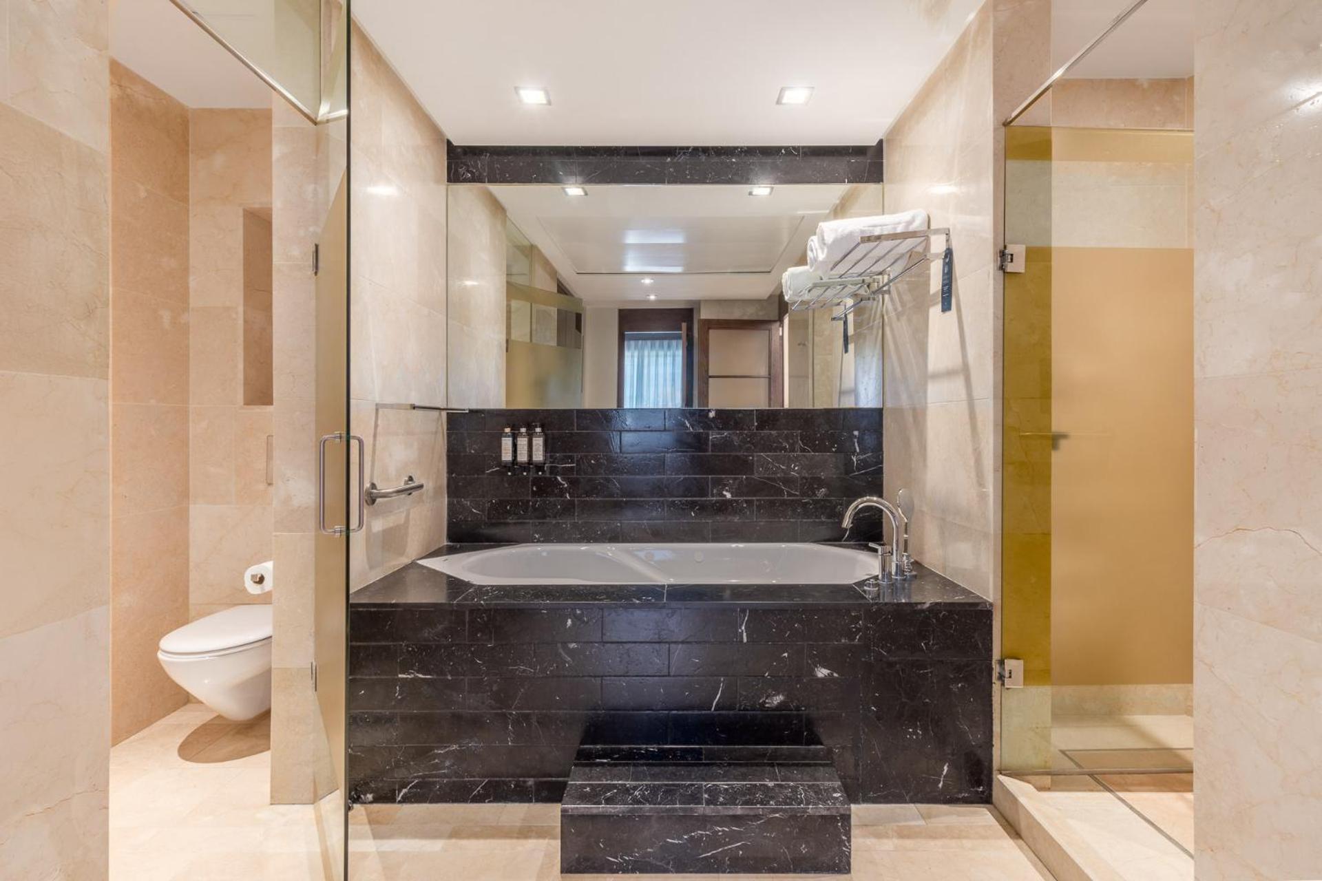 Executive Suite,1742582840:JPEG