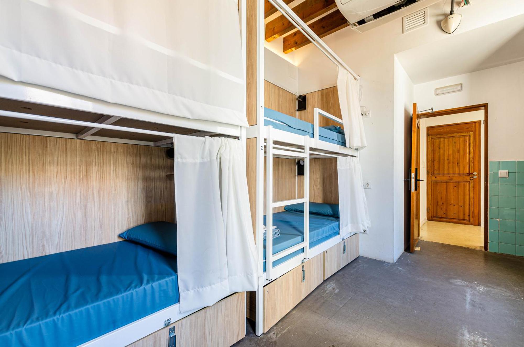 Bed 16 Bed Mixed Dormitory Room
