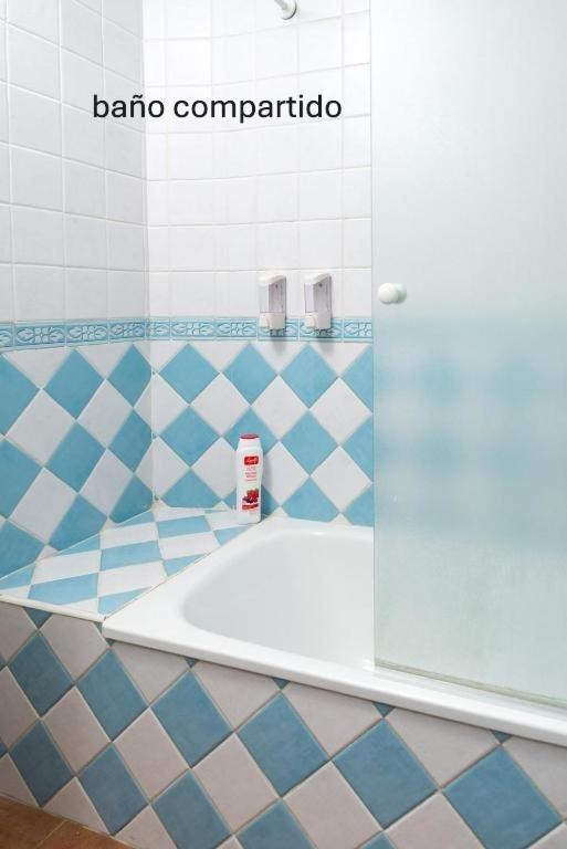 Zweibettzimmer mit Gemeinschaftsbad
