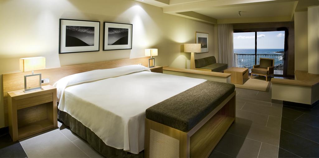 Zweibettzimmer mit seitlichem Meerblick