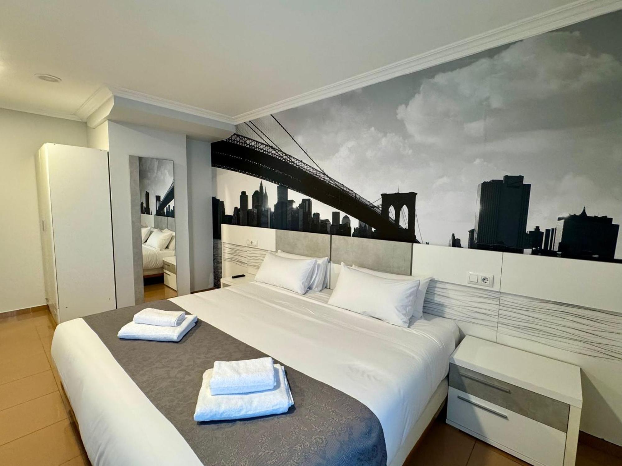 Habitación con cama extragrande y bañera de hidromasaje