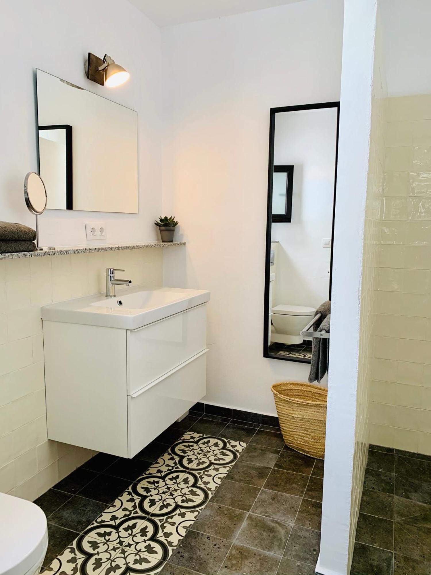 Twin Room Bathroom,1747159377:JPEG