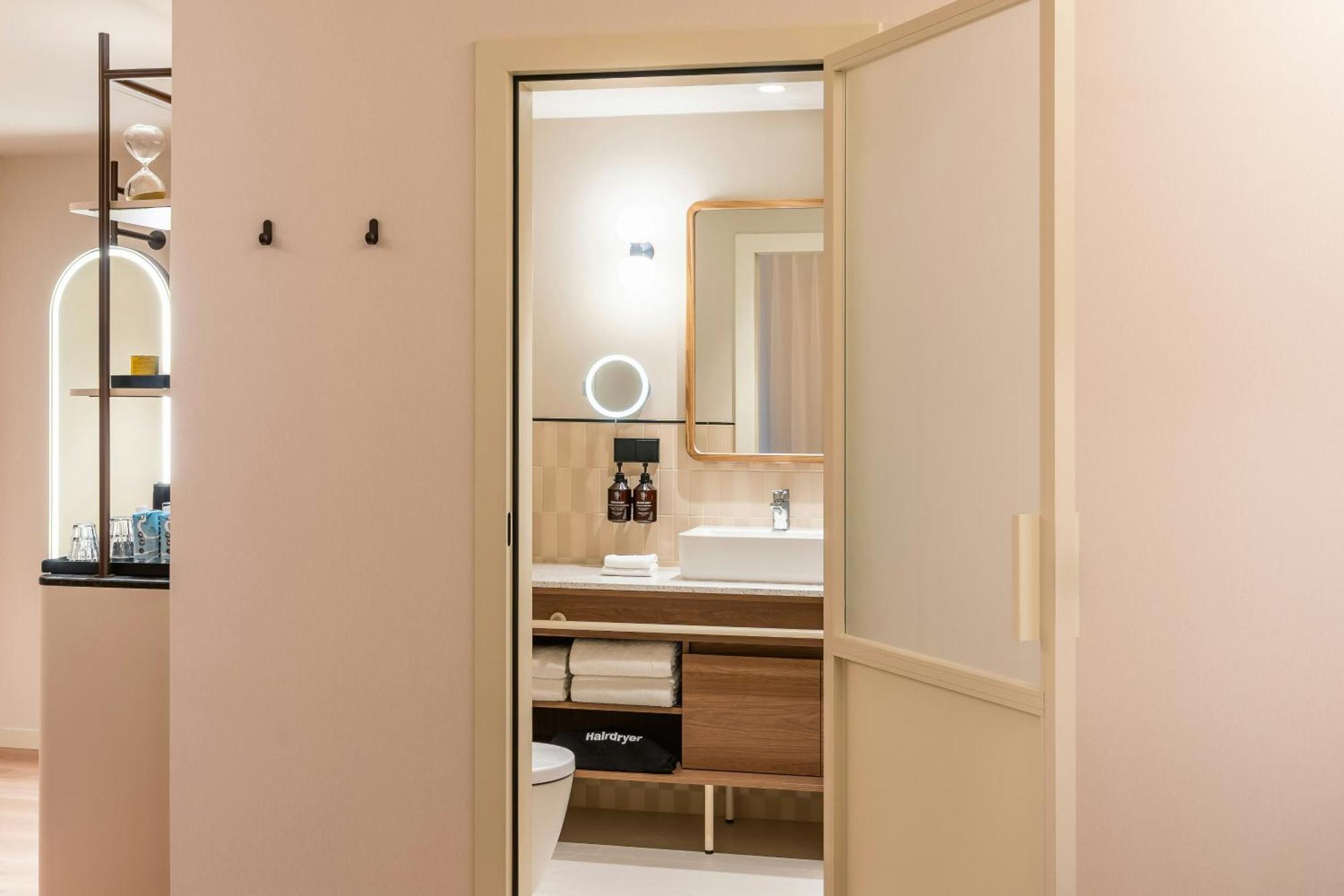 Twin Room,1768515648:JPEG