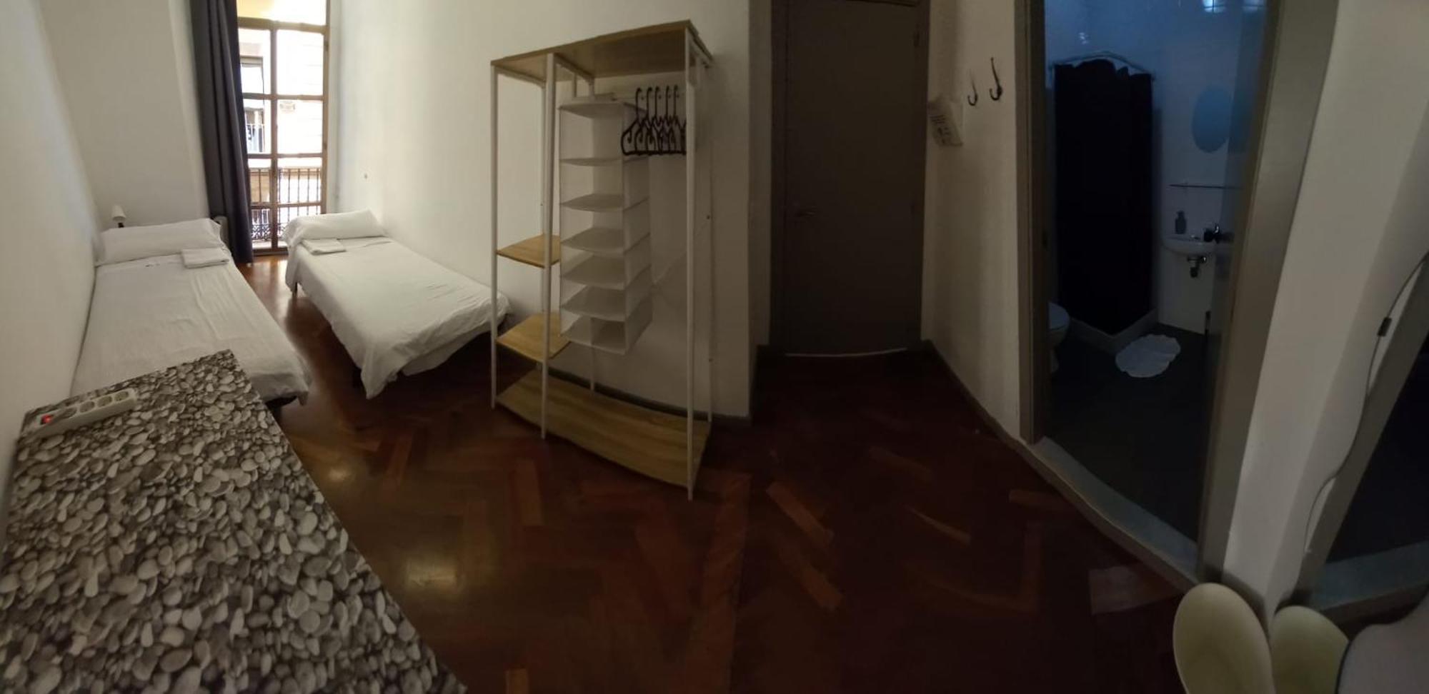 Dvoulůžkový pokoj s oddělenými postelemi a vlastní koupelnou