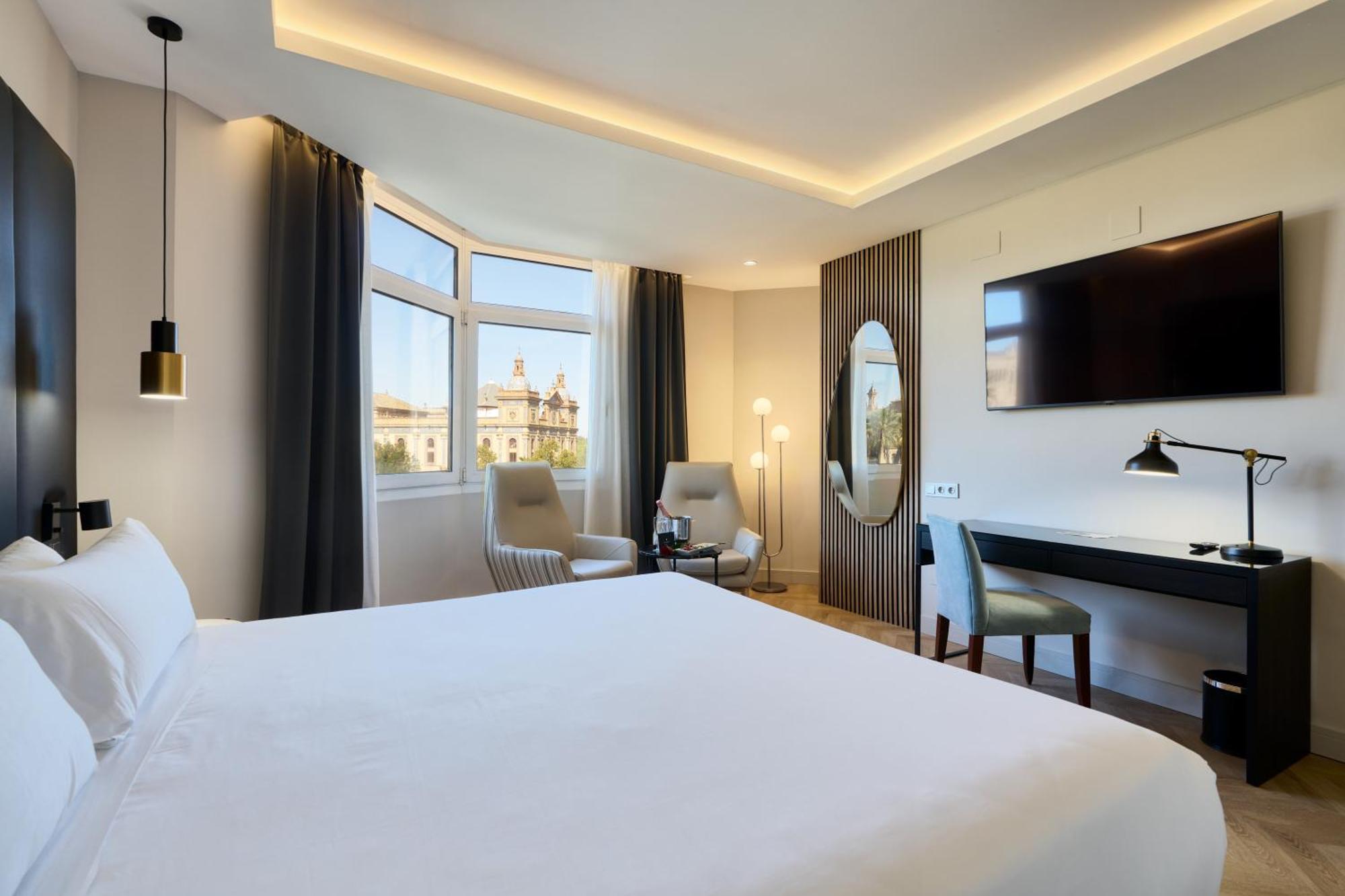 Premium Executive with view to monument