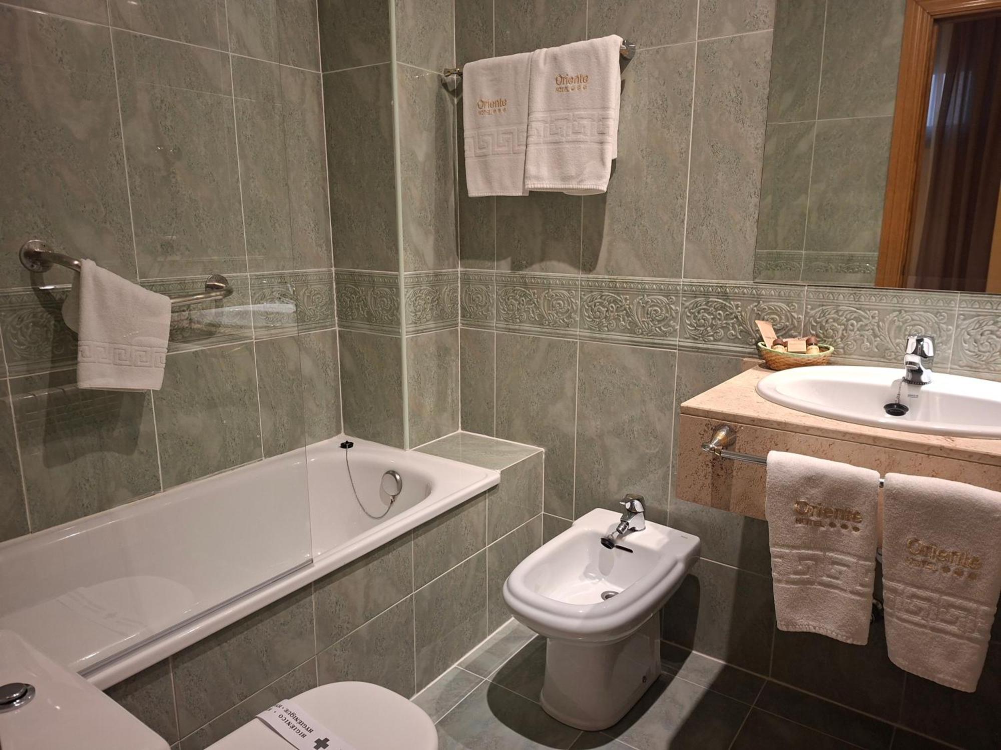 Small Double or Twin Room,1758559355:JPEG