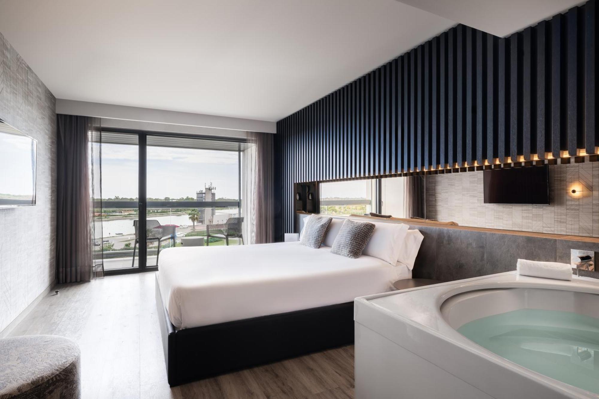 Deluxe Suite with Spa Bath