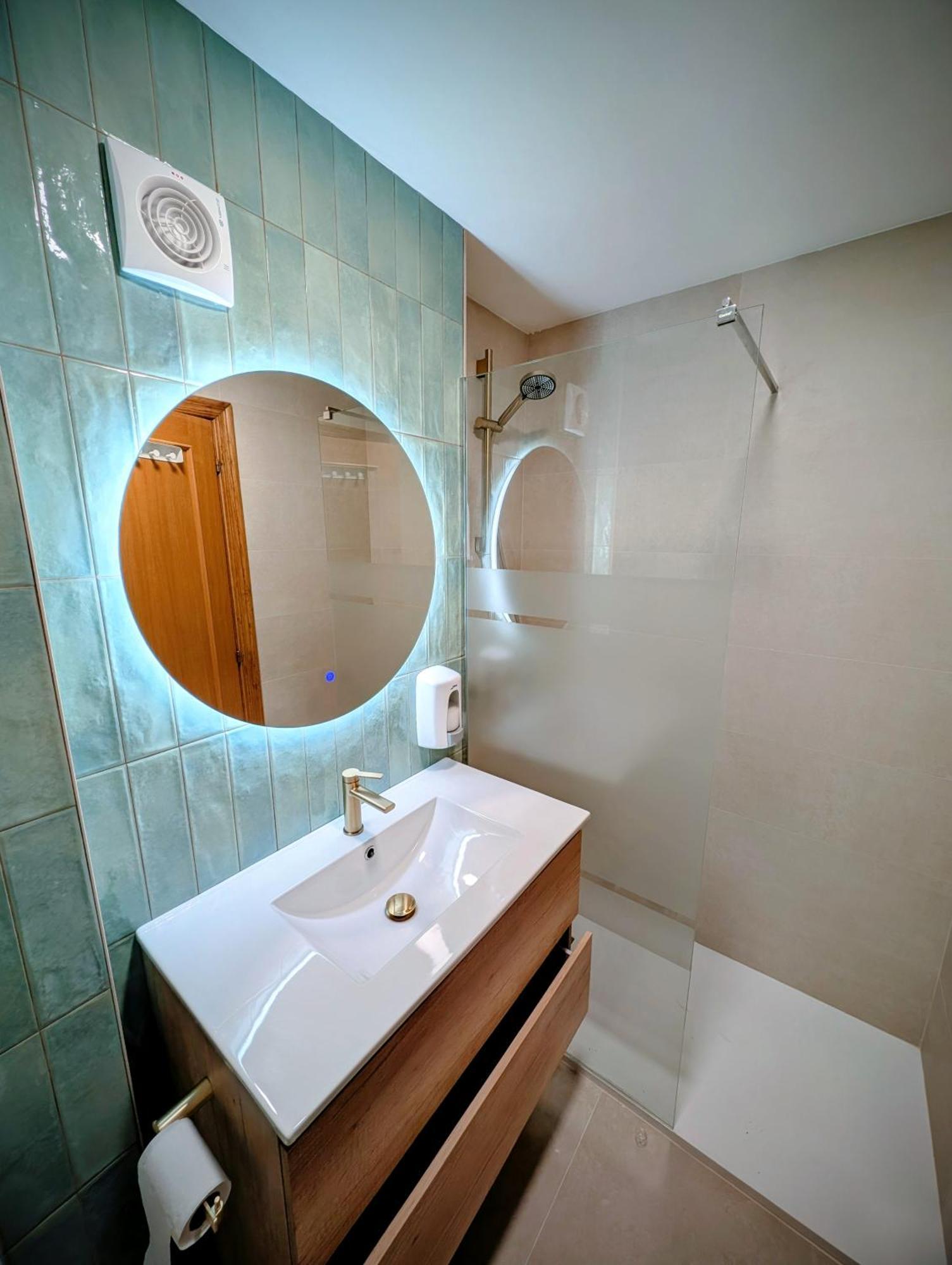 Habitación Triple Básica con baño compartido