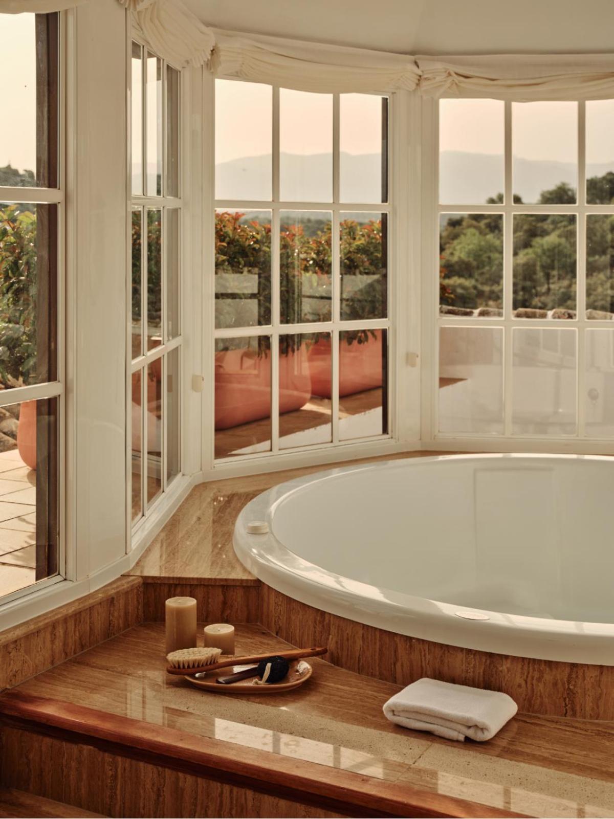 Deluxe Suite with Spa Bath