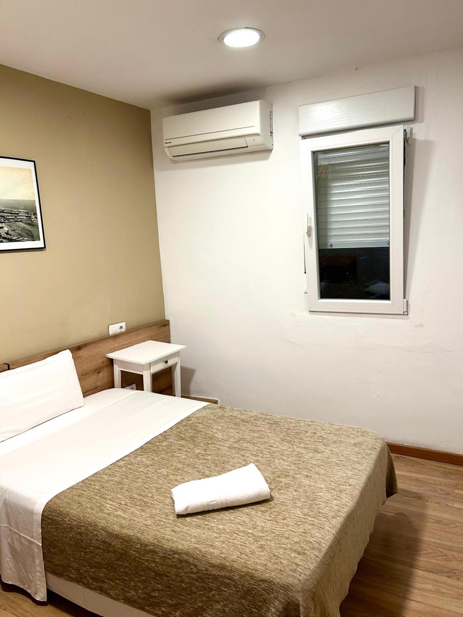 Μονόκλινο Δωμάτιο με Κοινόχρηστο Μπάνιο