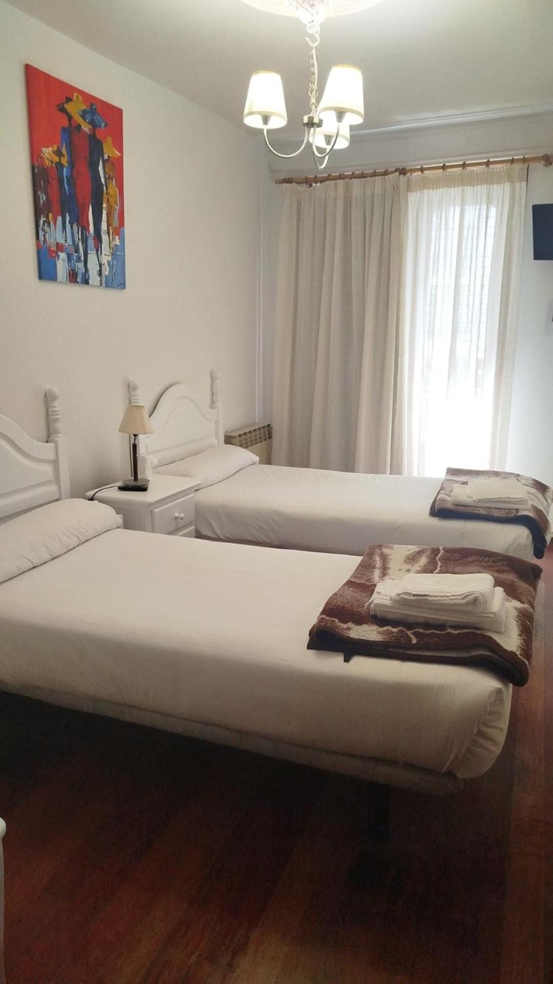 Chambre Lits Jumeaux avec Salle de Bains Commune