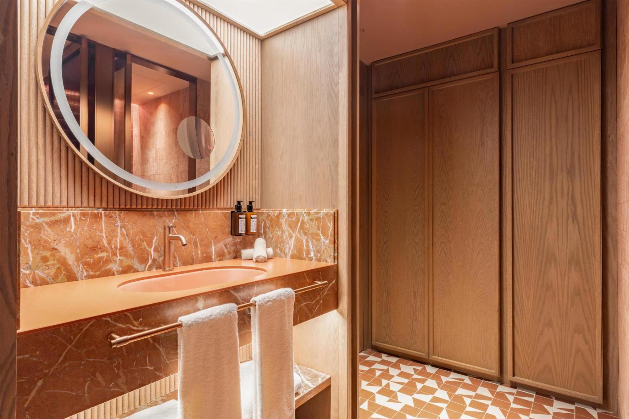 King Room Stalls Salon