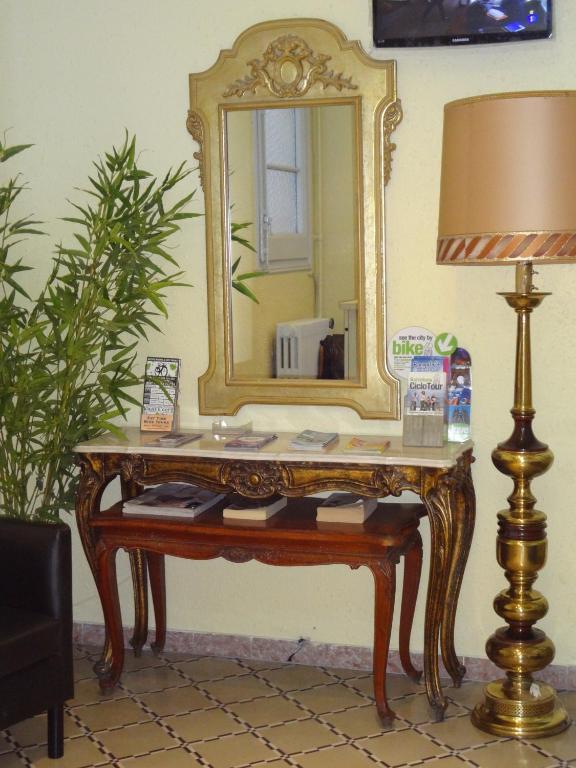 Twin Room with Shared Bathroom,666558864:JPEG