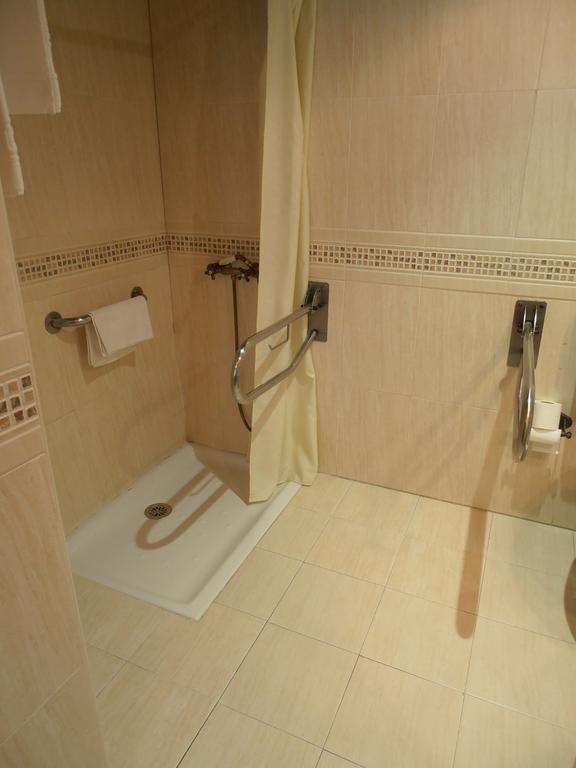 Habitación con cama extragrande y ducha a ras de suelo - Adaptada para personas con movilidad reducida