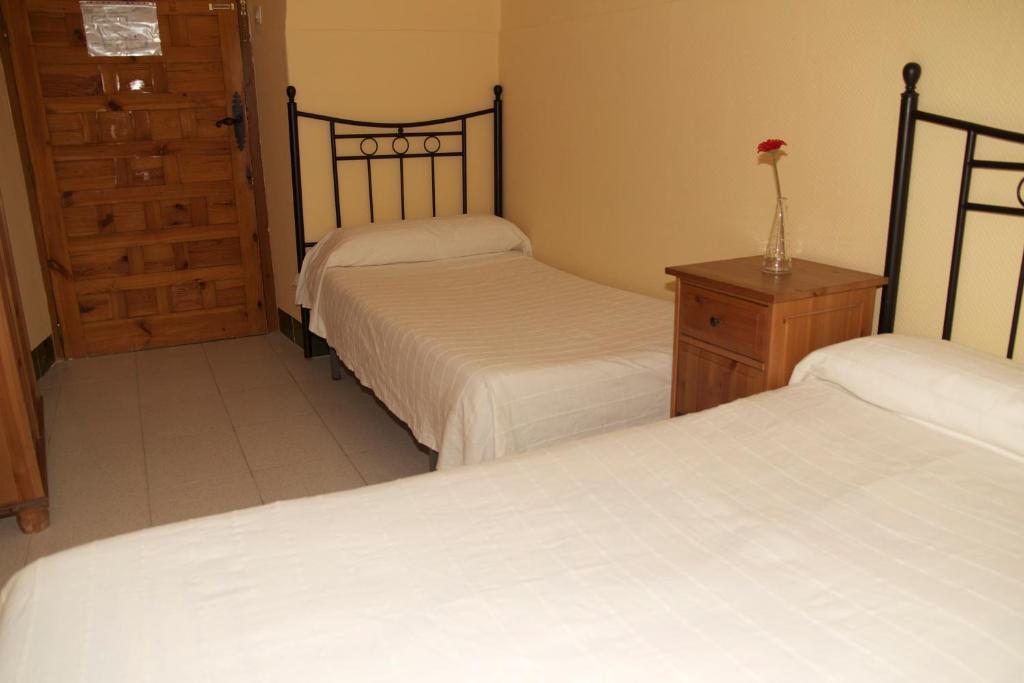 Twin Room with Shared Bathroom,493016400:JPEG