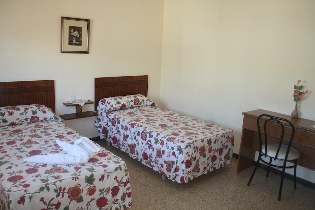Zweibettzimmer mit Gemeinschaftsbad und Terrasse