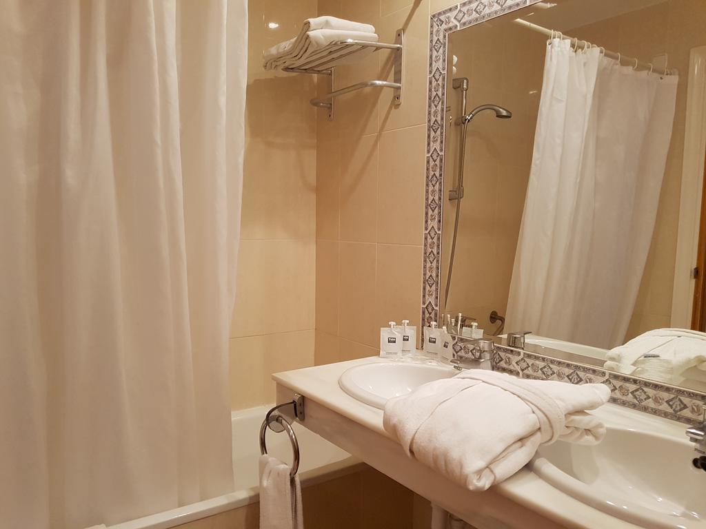 Camera Matrimoniale/Doppia con Letti Singoli con Letto Supplementare (2 Adulti + 1 Bambino)