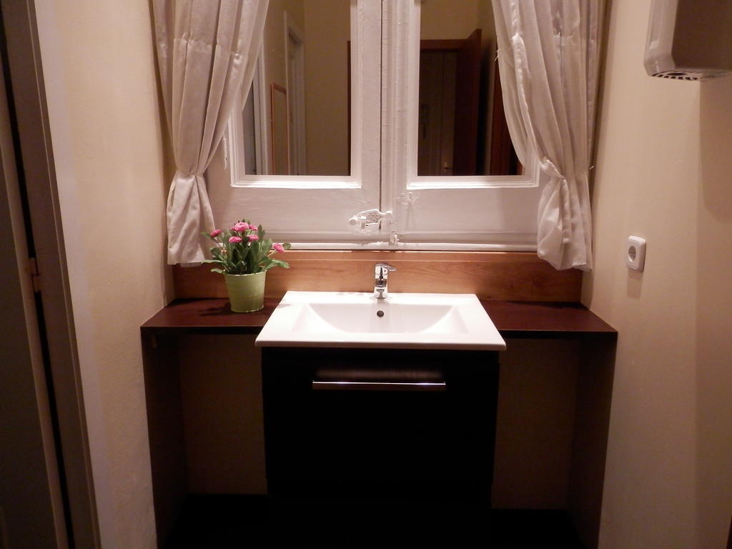 Bed in 6-Bed Dormitory Room with Shared Bathroom