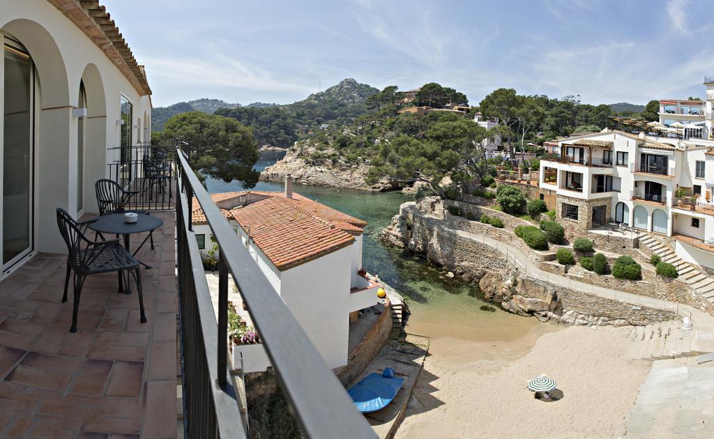 Double or Twin Room with terrace and sea view (2 Adults + 1 Child)