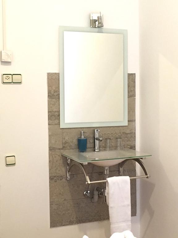 Camera Doppia con Letti Singoli e Bagno in Comune