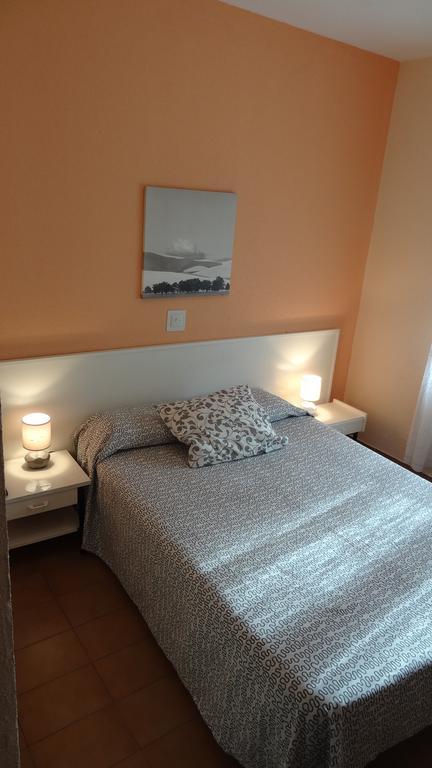 Habitación con cama grande