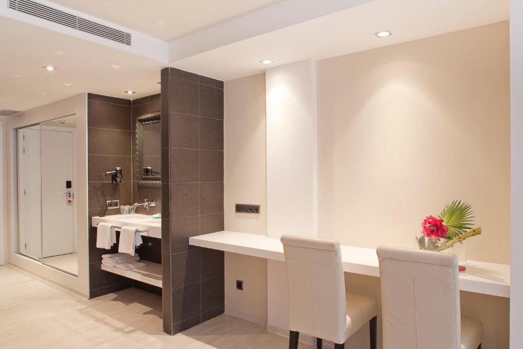 Chambre Triple/Quadruple 2/3/4 Lits avec Baignoire Spa - Vue sur Ville