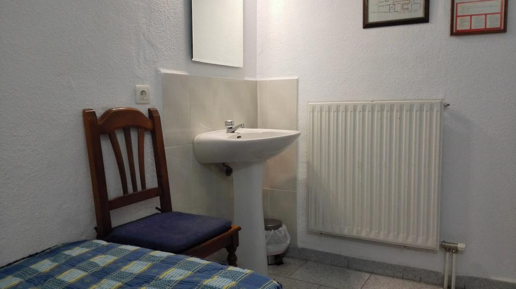 Habitación Doble con cama supletoria y baño compartido
