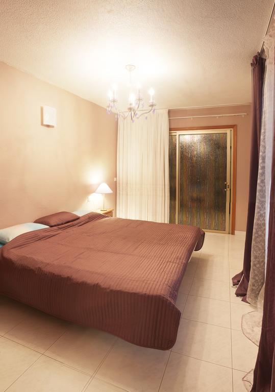 Tweepersoonskamer met 2 Aparte Bedden en Eigen Badkamer