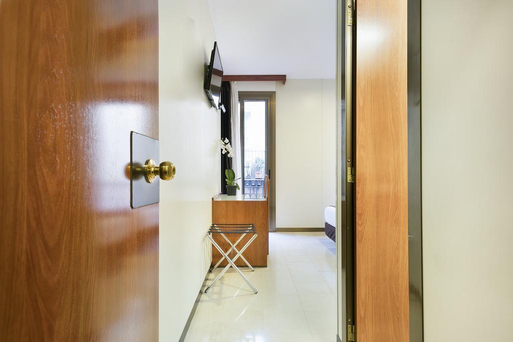 Single Room,689287143:JPEG