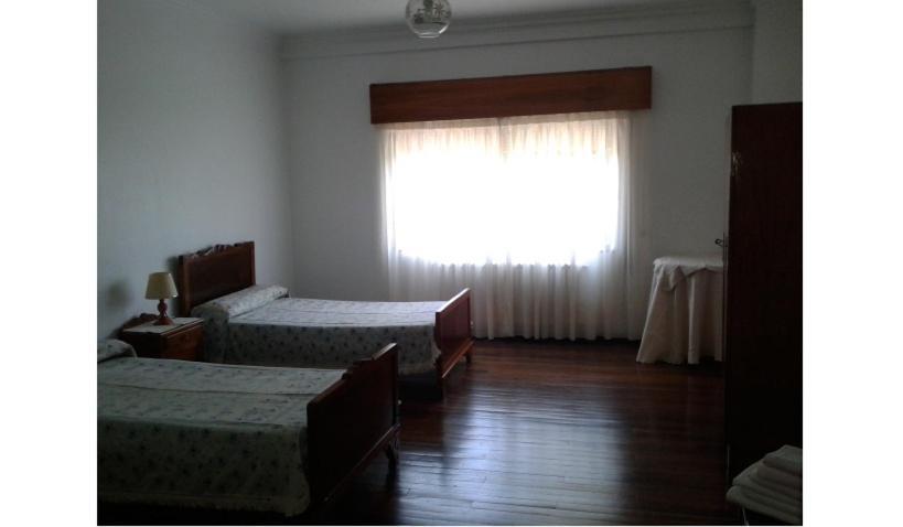 Quarto Triplo com Vista Jardim e Casa de Banho Partilhada