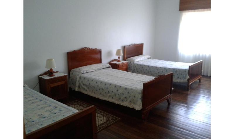 Quarto Triplo Básico com Casa de Banho Partilhada