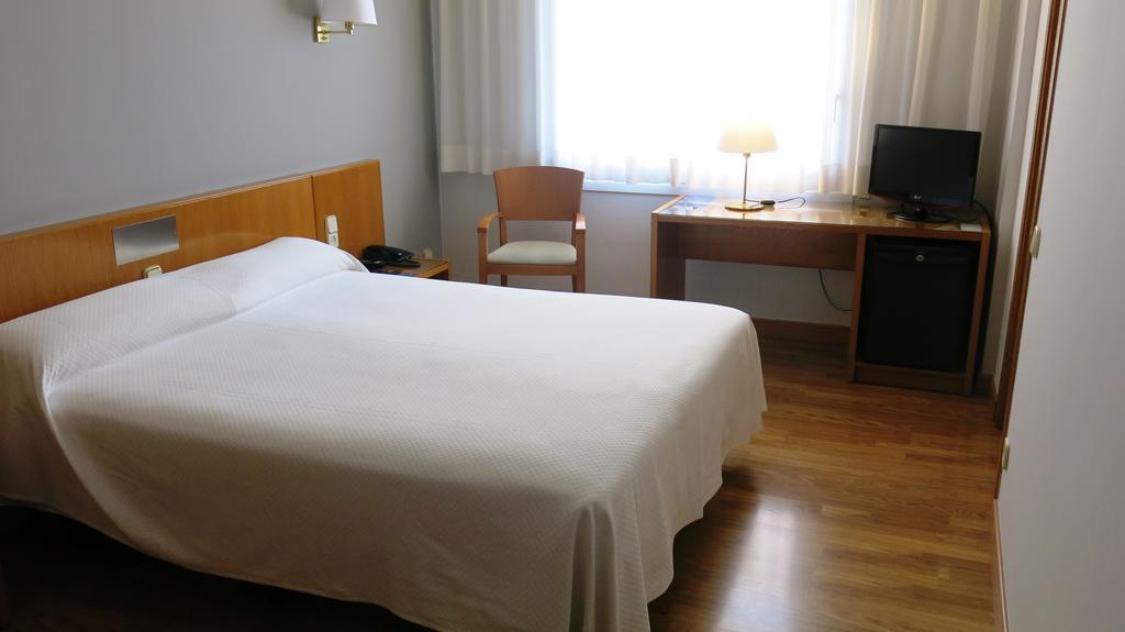 Habitación con cama grande