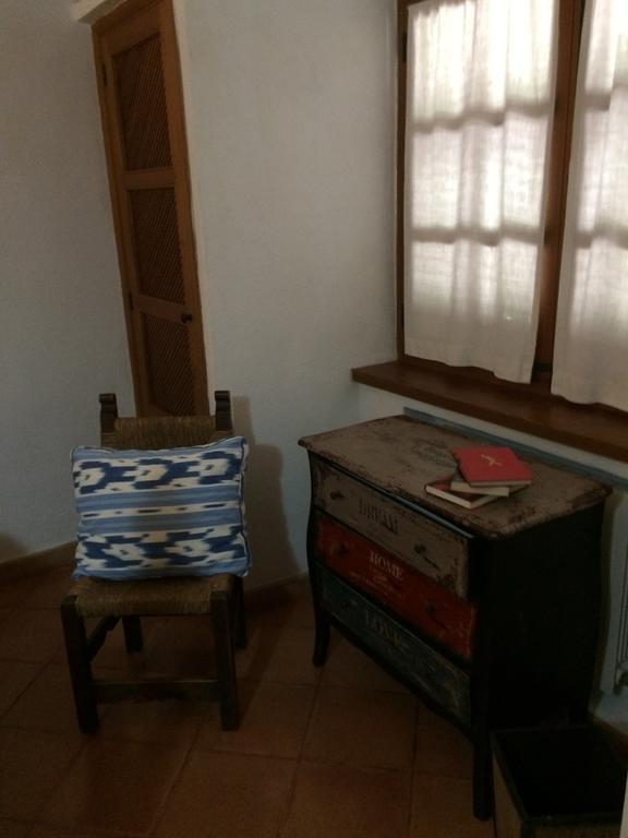 Habitación con cama grande y vistas al jardín