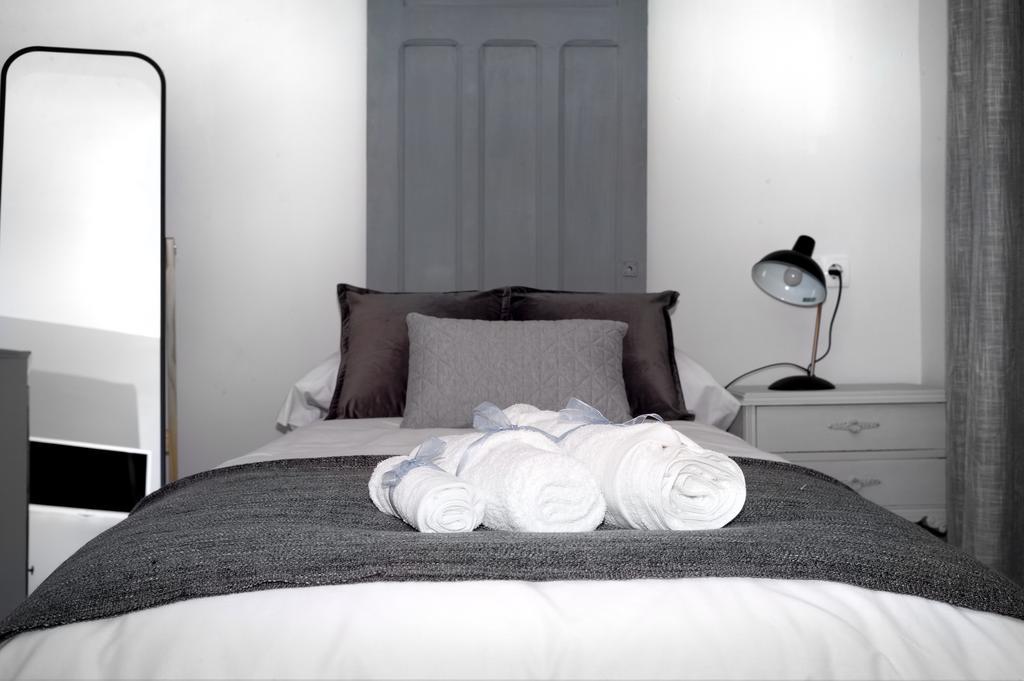 Single Room with Shared Bathroom,422450103:JPEG