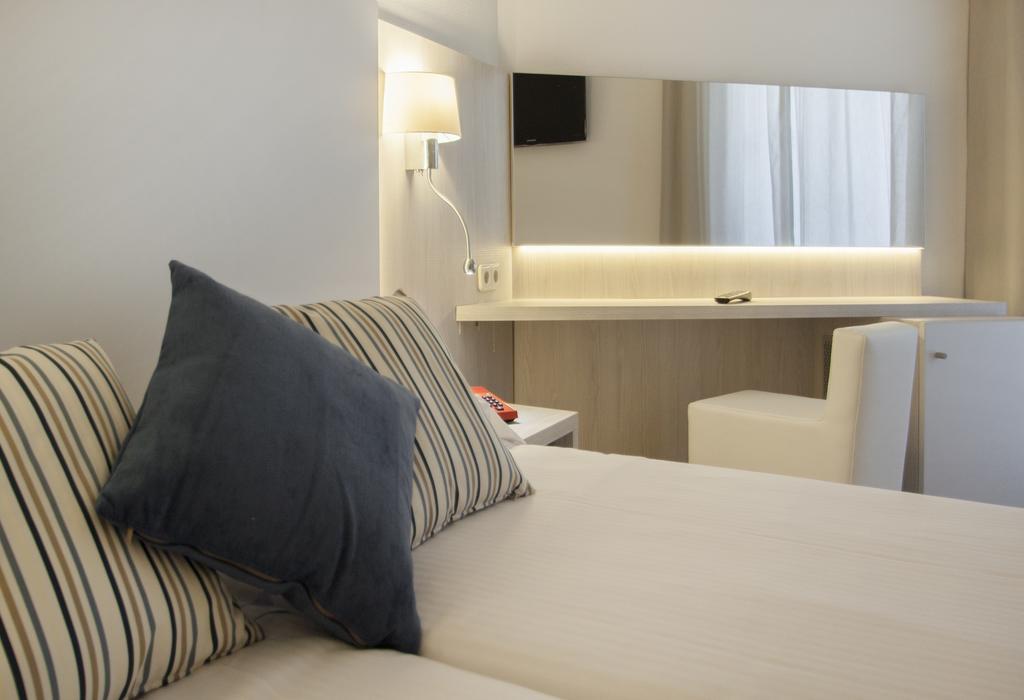 Doppel-/Zweibettzimmer mit seitlichem Meerblick