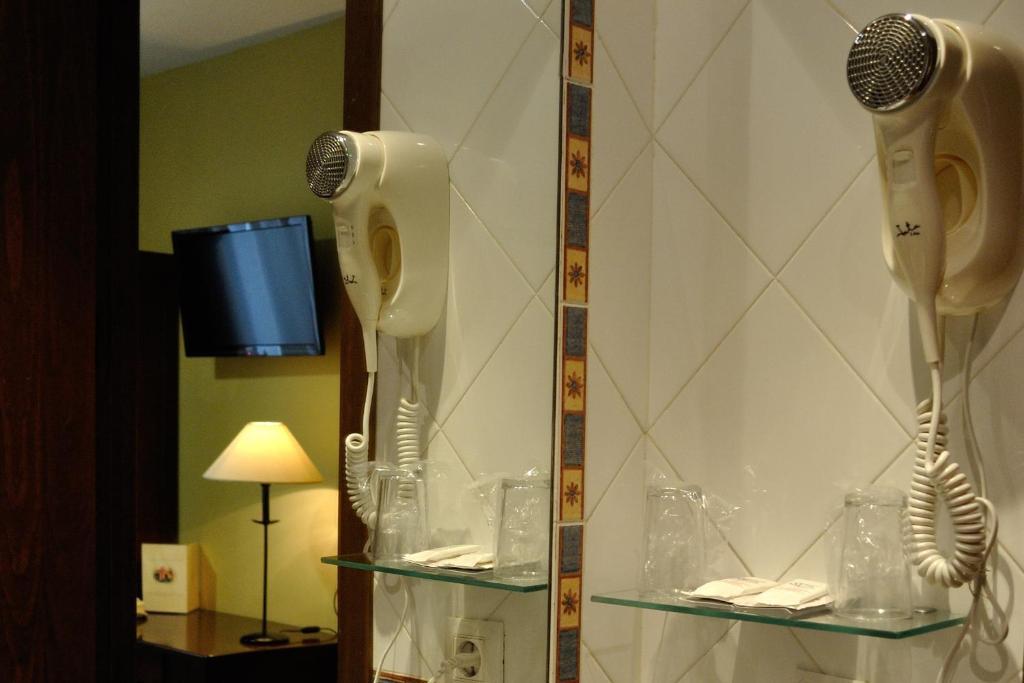 Habitación con cama grande