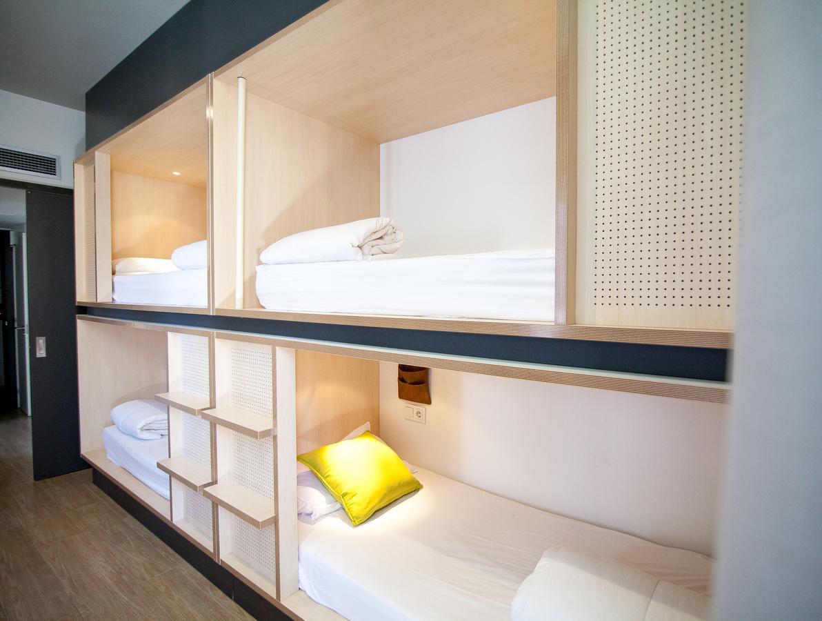 Bed in 6-Bed Mixed Dormitory Room with Shared Bathroom
