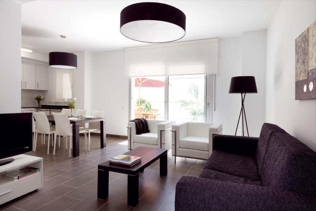 Three-Bedroom Duplex Apartment with Terrace (3-6 Adults)