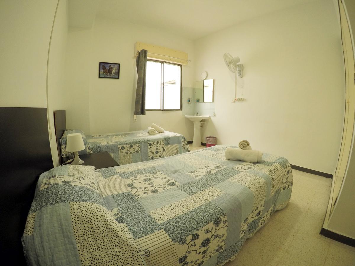 Camera Doppia con Letti Singoli e Bagno in Comune