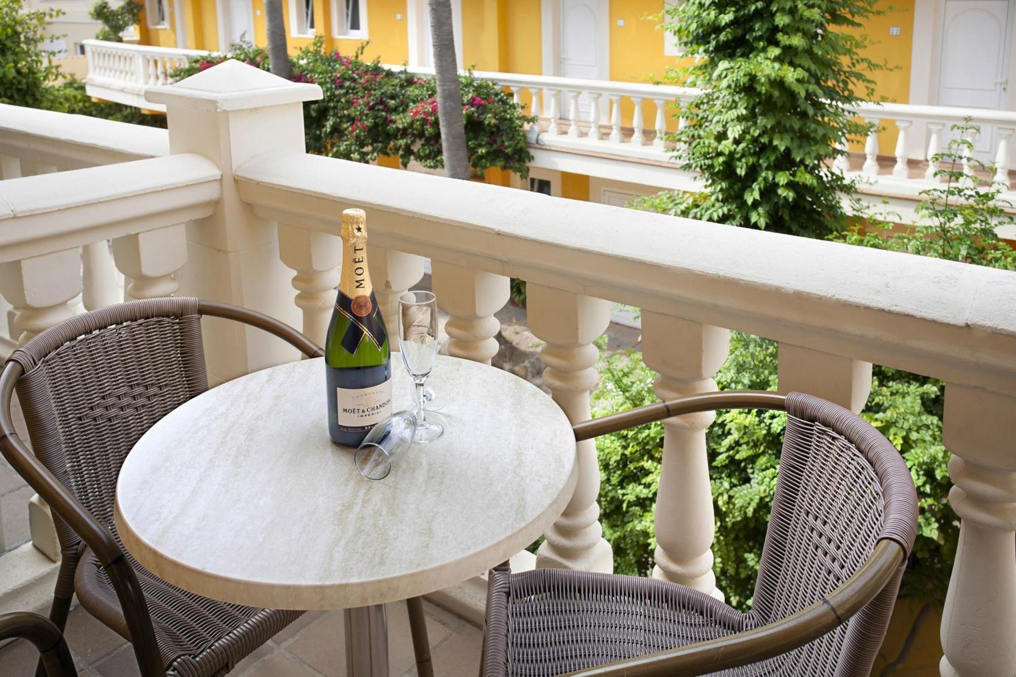 Single Room with Balcony,1149421228:JPEG