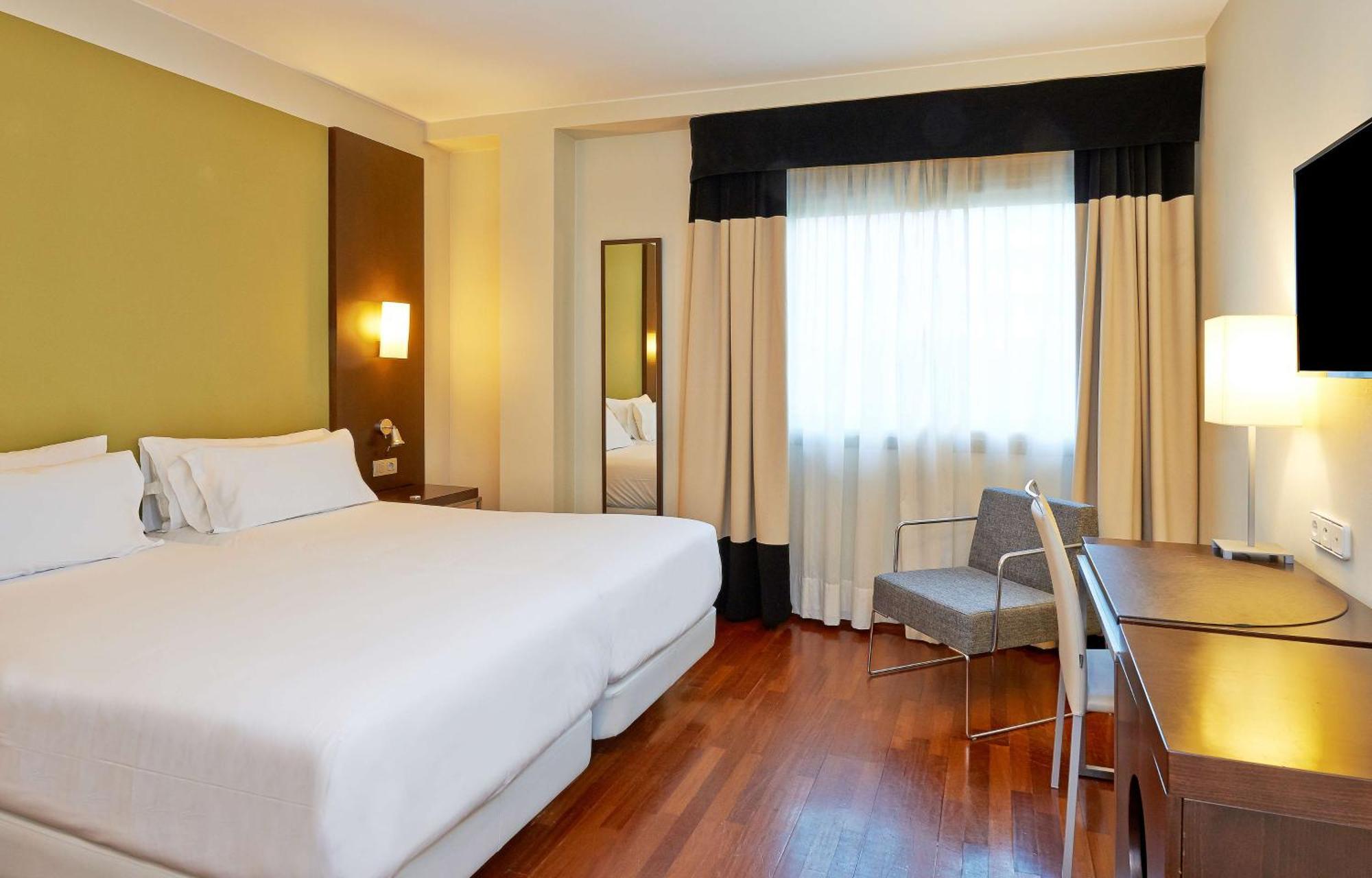 Camera Familiare Adiacente con Letto Supplementare (4 Adulti + 1 Bambino)