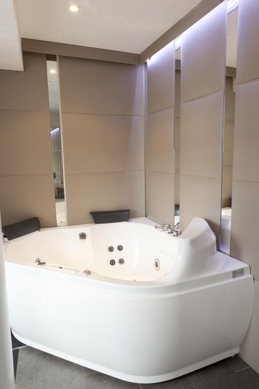 One-Bedroom Apartment with Hot Tub