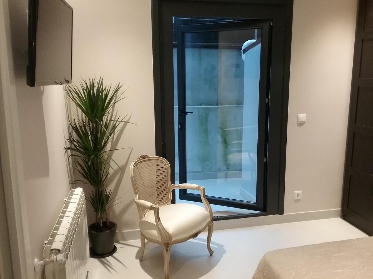 Chambre Lit Queen-Size Deluxe avec Terrasse Privée et Salle de Bains